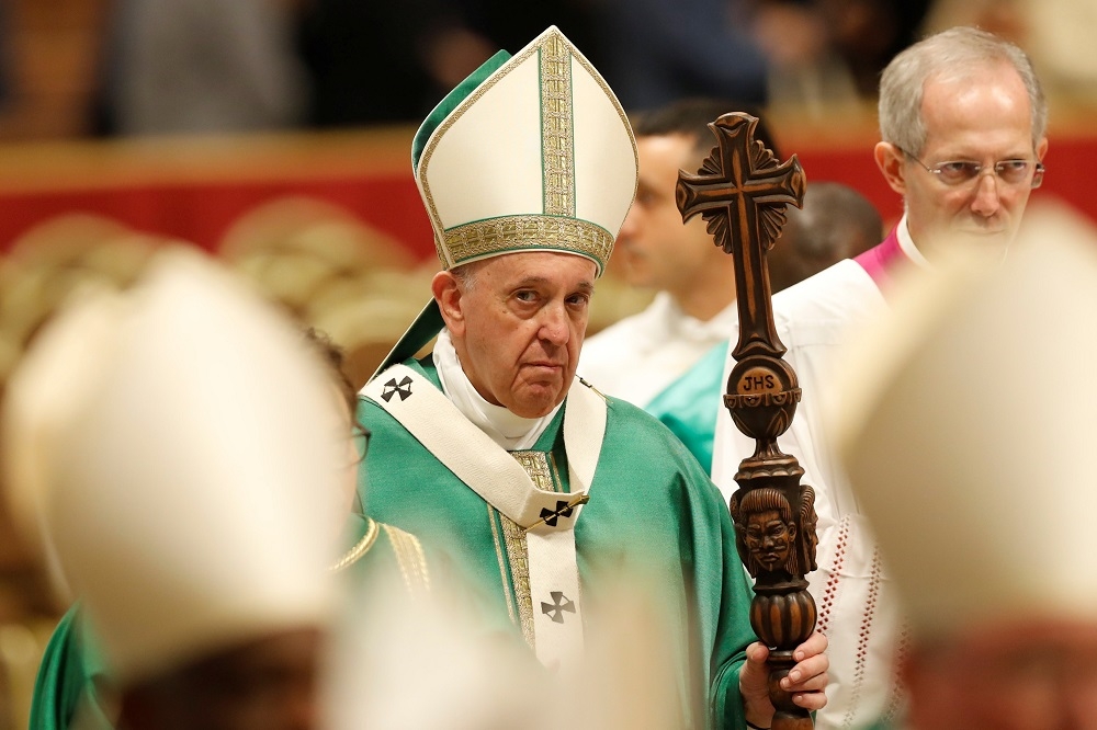 天主教教宗方濟各出席26日在梵蒂岡舉行的主教峰會。（湯森路透）