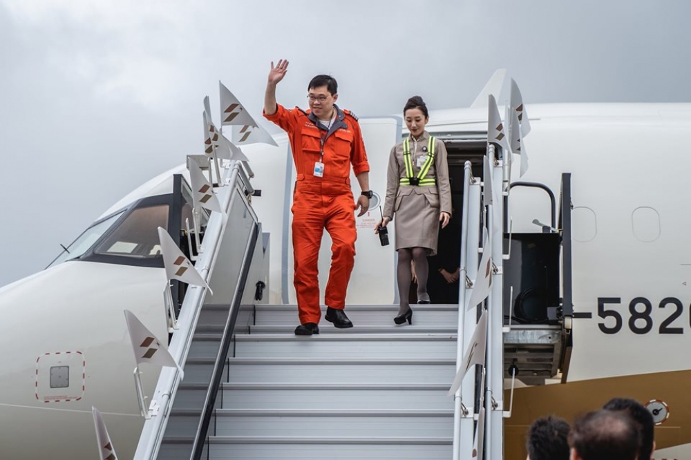 星宇航空董事長張國煒率隊前往德國漢堡，接收A321neo新機，並親自駕駛飛機返台，在28日平安降落桃園國際機場。（取自星宇臉書）