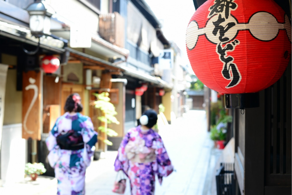 日本京都祗園街道上的藝妓。（圖片取自ACworks）