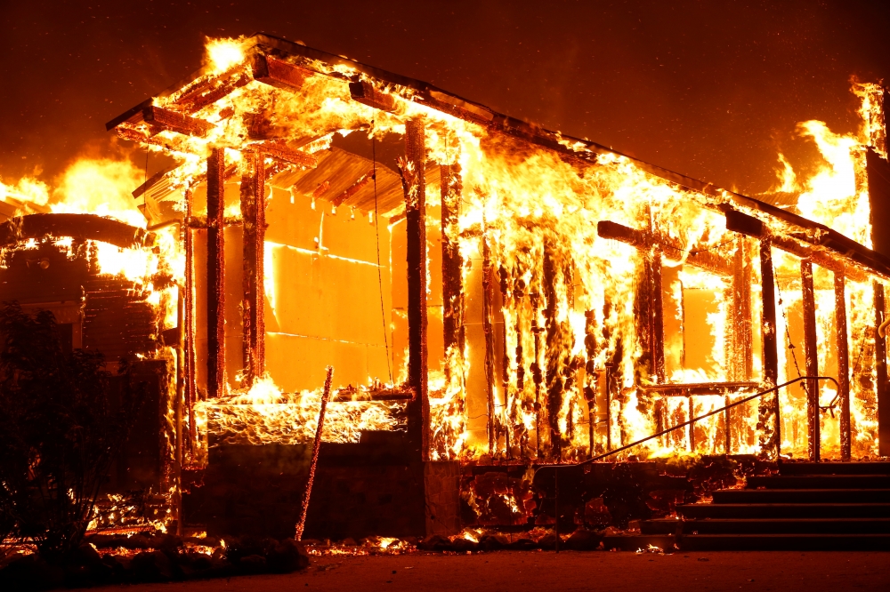 美國加州遭到野火肆虐，27日州長宣布全州進入緊急狀態。（湯森路透）
