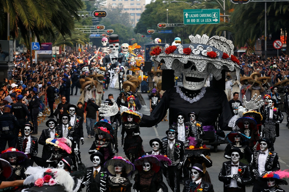 墨西哥市舉行大規模亡靈節遊行。（湯森路透）