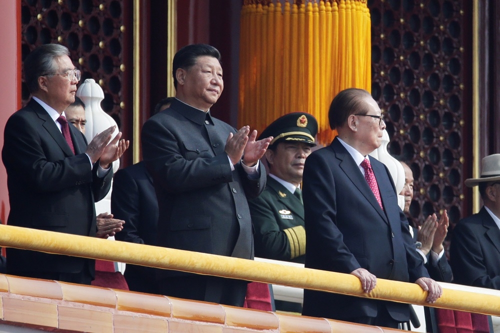 中國國家主席習近平（中）與前兩任領導人江澤民（右）、胡錦濤（左）在十一國慶大典中亮相。（湯森路透）