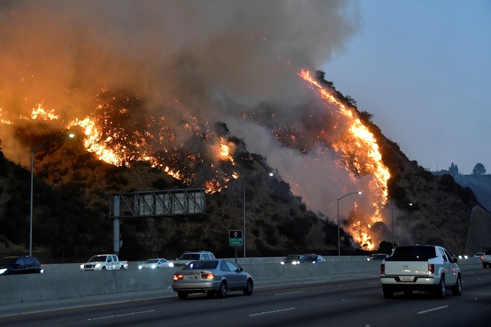 美國加州洛杉磯北部的405號公路旁發生大火。（湯森路透）