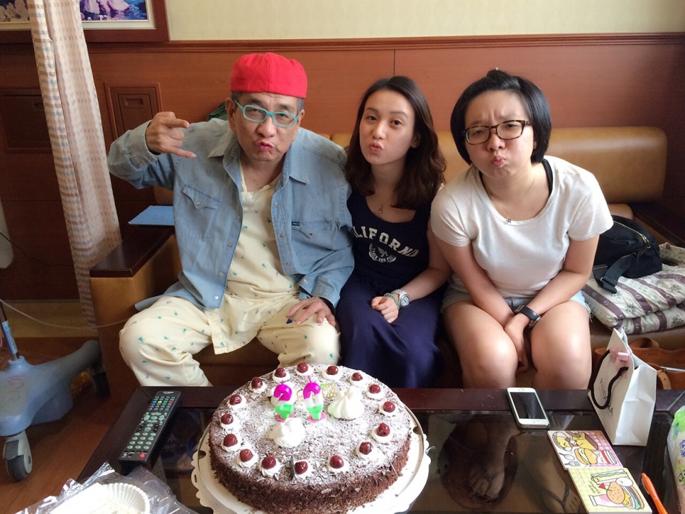 作者換肝後在病房中為捐肝給小女兒陳昀慶生，中間是小女兒陳昀，右邊是大女兒陳翔。（圖片由作者提供）