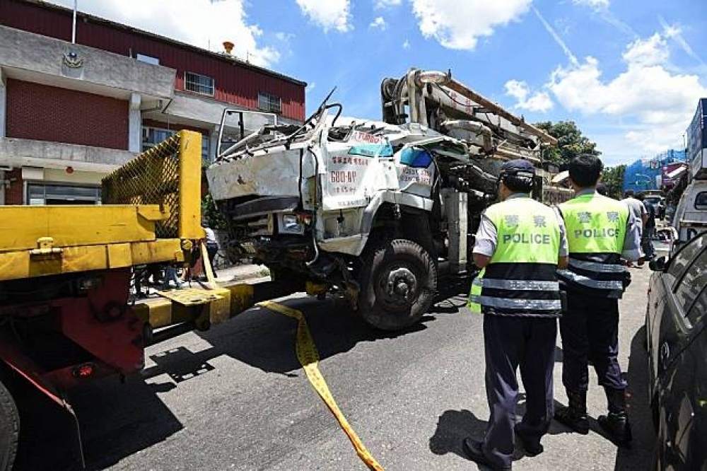 陽明山仰德大道於2017年7月發生混凝土泵浦車煞車失靈，導致4死9傷20餘輛汽機車毀損慘況。（資料照片／葉信菉攝）