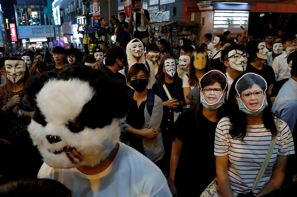10月31日，香港警察在萬聖節聚會發射多枚催淚彈驅散人群。（湯森路透）