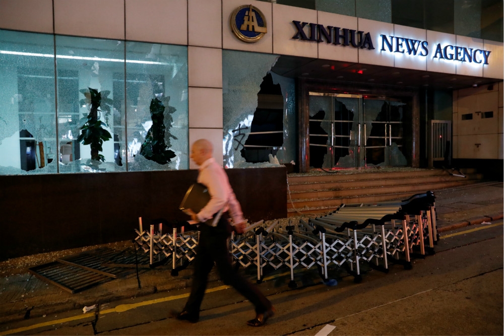 位於香港的新華社大樓，2日晚間一樓大廳玻璃遭砸毀和縱火。（湯森路透）