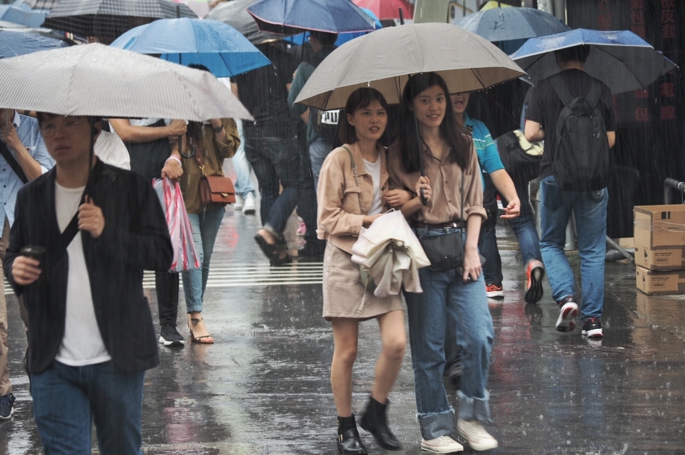 這周東北風增強，東北、東南部地區皆有雨，午後南部山區則有零星短暫陣雨。（資料照片／張家銘攝）