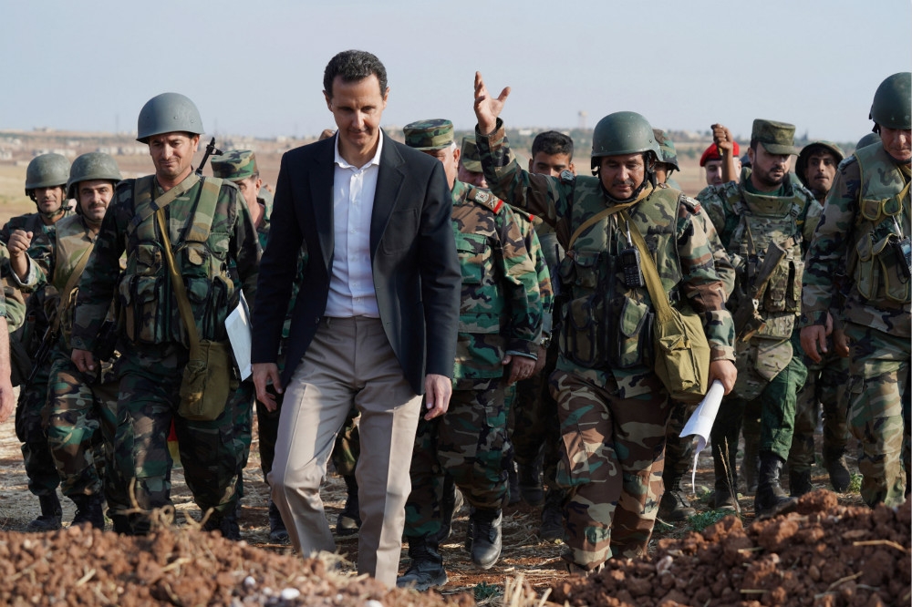前往前線視察駐軍部隊的敘利亞總統阿塞德（左穿西裝者）。（湯森路透）