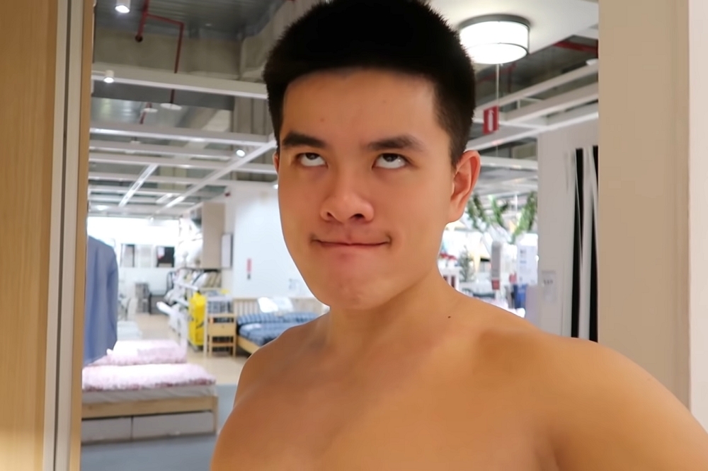 藝人李興文的兒子李堉睿夜闖IKEA，期間還裸體做出、手淫等動作，遭業者控告妨害風化、侵入建築物；李興文4日也透過臉書道歉。（取自「馬克斯WillDoIt」YouTube）