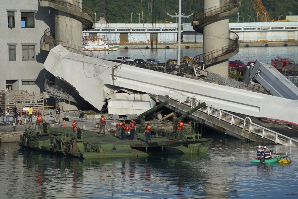 南方澳跨港大橋10月1日崩塌，港務公司今（4）日指出，將於今天完成橋面的拆除作業，預計明日開通舊有航道。（李景濤）