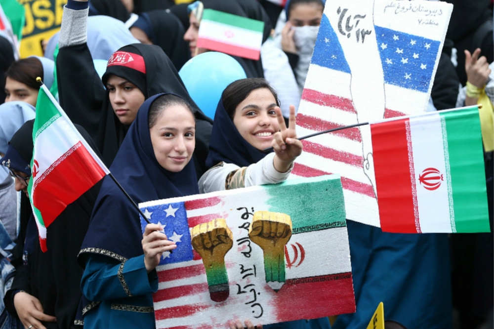 大批伊朗學生上街遊行，高舉反美、嘲諷川普的標語和圖樣。（湯森路透）