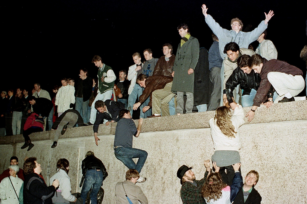 1989年柏林圍牆被推倒，東歐劇變，多個國家轉變為民主國家。（湯森路透）