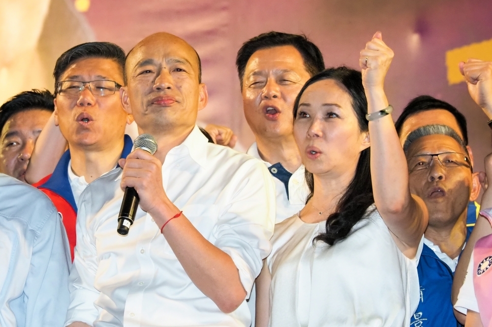 韓氏夫妻一起共創台灣政壇的荒謬與嬉鬧，韓式政見經過實務試算與邏輯檢驗，常常流於轟動一時而口水亂噴。（資料照片張家銘）