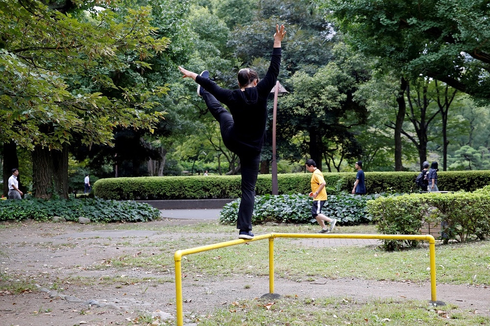 在日本東京工作的員工趁午休時間到公園運動。（湯森路透）