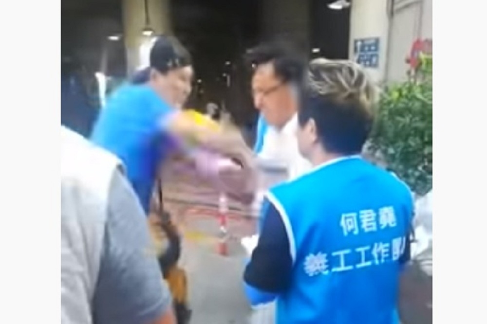 香港立法會議員何君堯6日上午遭歹徒攻擊。（取自影片）