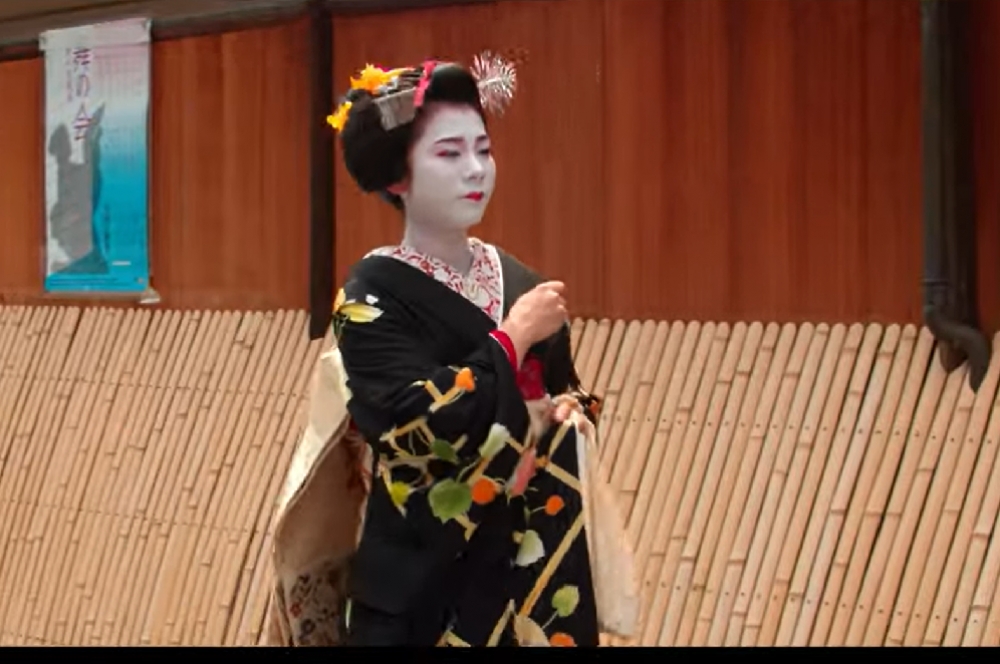 日本京都花見小路上時常可見藝妓。（圖片取自影片）