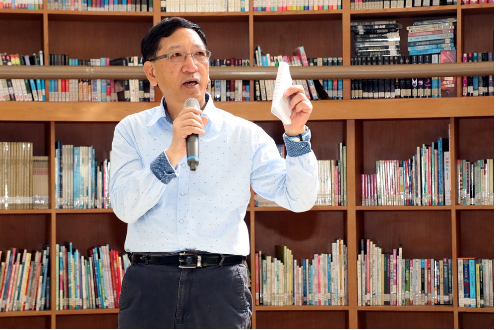 對於批評韓國瑜的國小主任，高市教育局長吳榕峯說，「已把教育局在議會的專案報告讓他看，請他先寫3千字的心得感想。」（取自吳榕峯臉書）