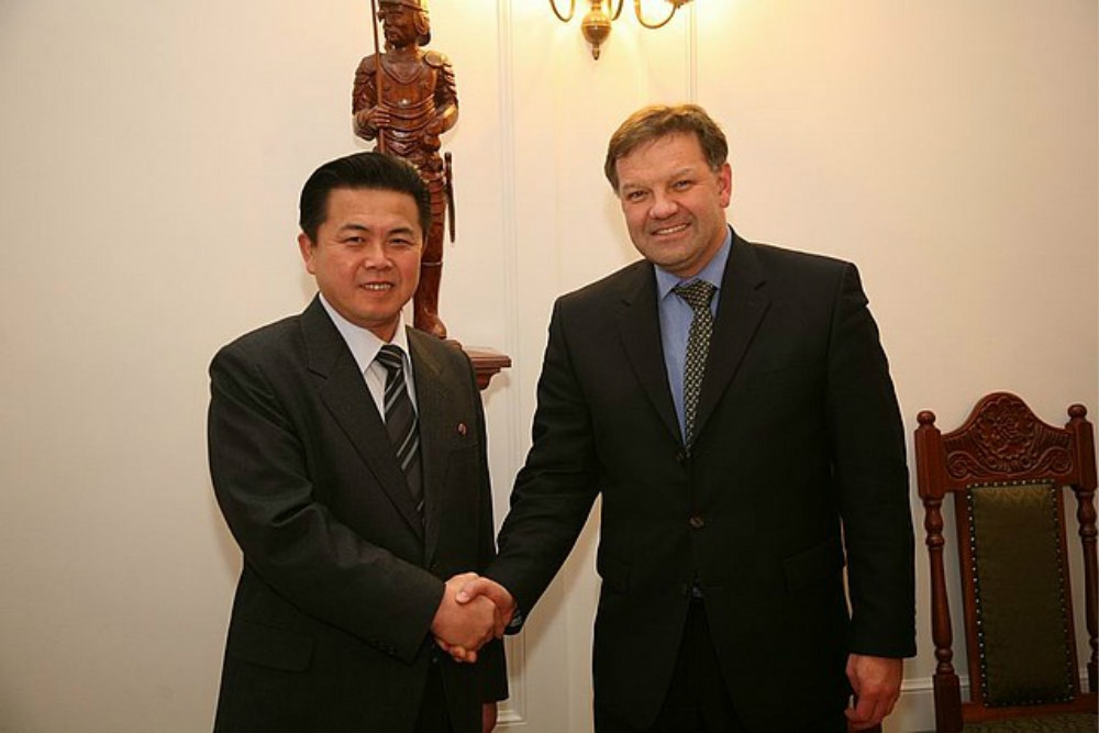 曾是駐波蘭大使的金平日（左）與波蘭高層合影。（圖片取自波蘭總統府）