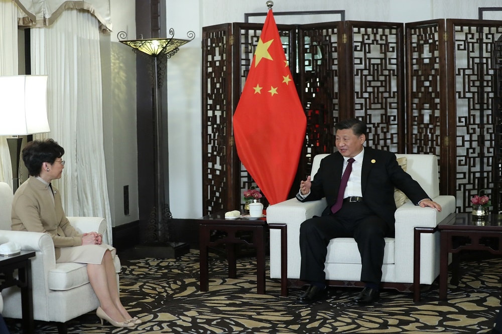 中國領導人習近平日前與香港特首林鄭月娥於北京會面，習近平表示充分肯定林鄭的表現。（湯森路透）