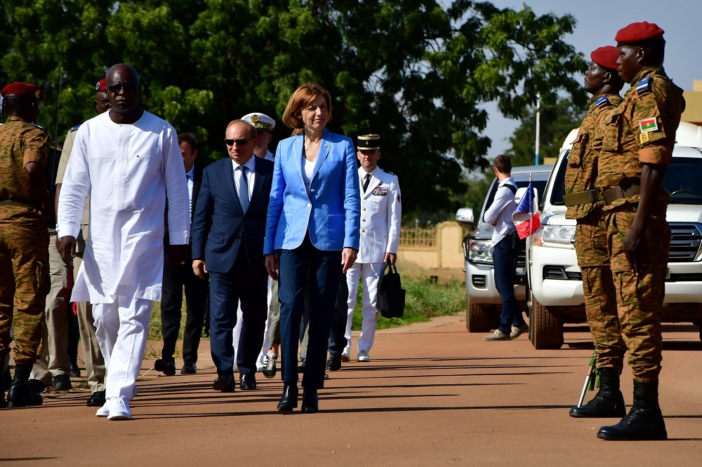 法國國防部長帕利（Florence Parly）（藍色衣服）日前訪問布國畫面。（湯森路透）