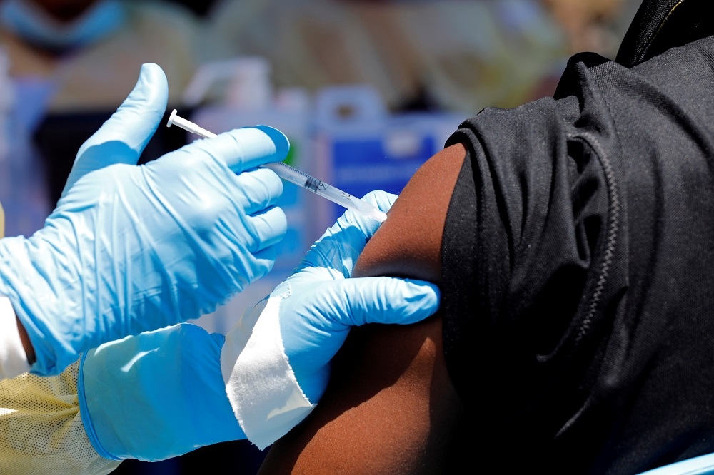 全球目前並無根治HIV的方法，能夠透過施打疫苗降低感染風險。此為示意圖。（湯森路透）