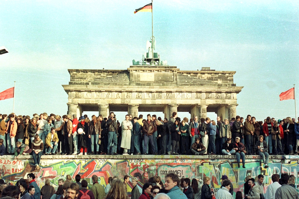 1989年，是近代歐洲的轉捩點。隨著柏林圍牆倒塌，也象徵終結歐洲共產主義。（湯森路透）