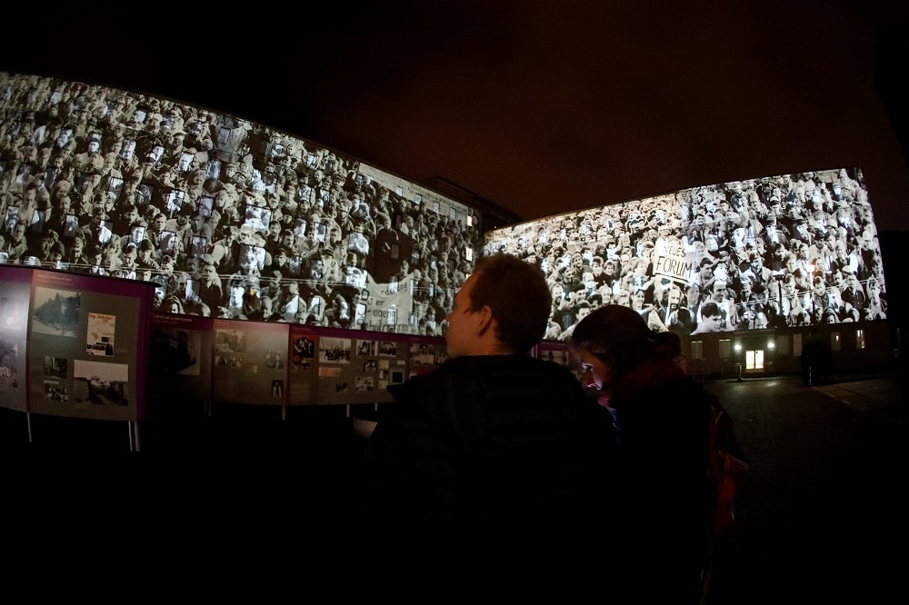 德國人民觀看柏林圍牆歷史幻燈片。（湯森路透）