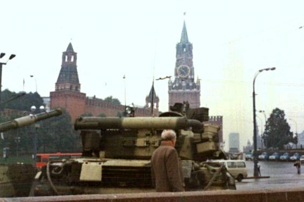 蘇聯解體前，發生坦克出現在莫斯科街頭的八一九事件。（維基百科）