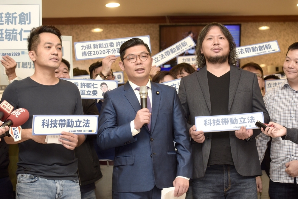 藍委許毓仁8日舉辦記者會表示，他呼籲政黨需要更專業化、年輕化，國民黨不能缺他這一席。（張哲偉攝）
