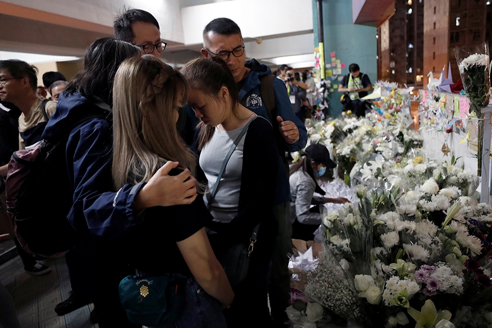 大批香港市民8日晚間到周梓樂墜樓地點獻上鮮花，場面哀傷。（湯森路透）