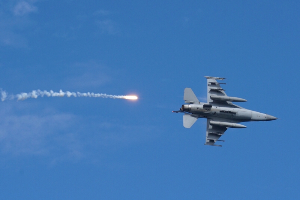駐日美軍的F-16戰鬥機進行例行訓練時，誤投230公斤模擬彈在民用土地上，圖為中華民國國軍F-16戰鬥機。（李景濤攝）