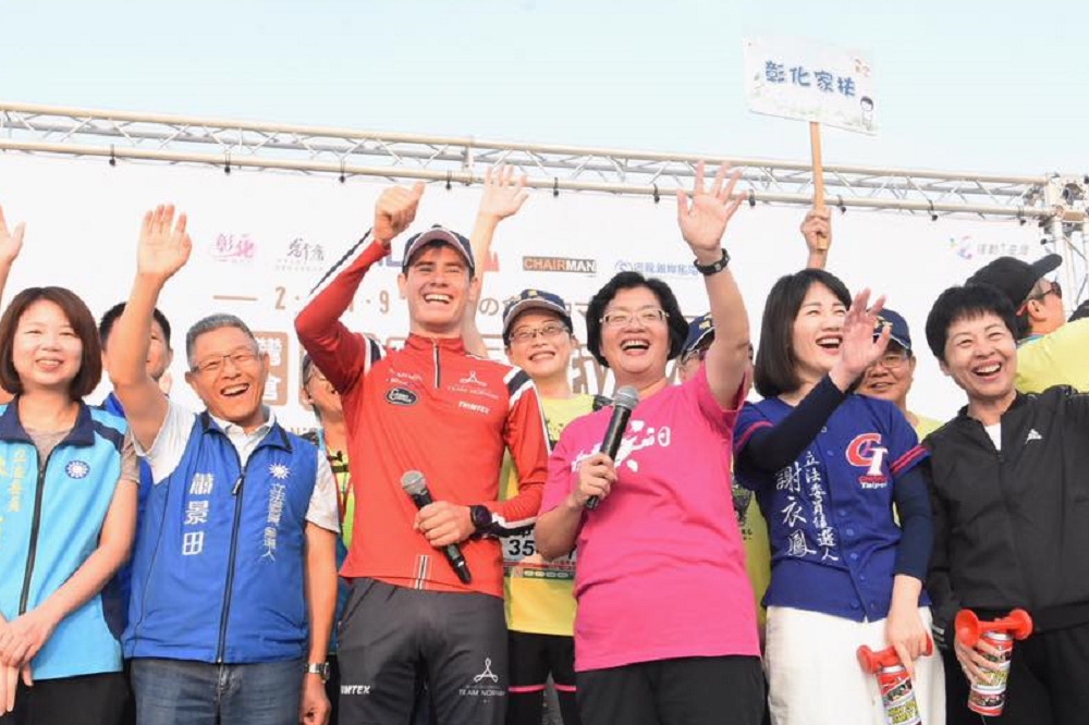 世界鐵人冠軍伊登（左3）10日到台灣4大馬拉松賽事之一的「田中馬拉松」領跑，他表示期待2021年來台參加三鐵賽。（取自王惠美臉書）