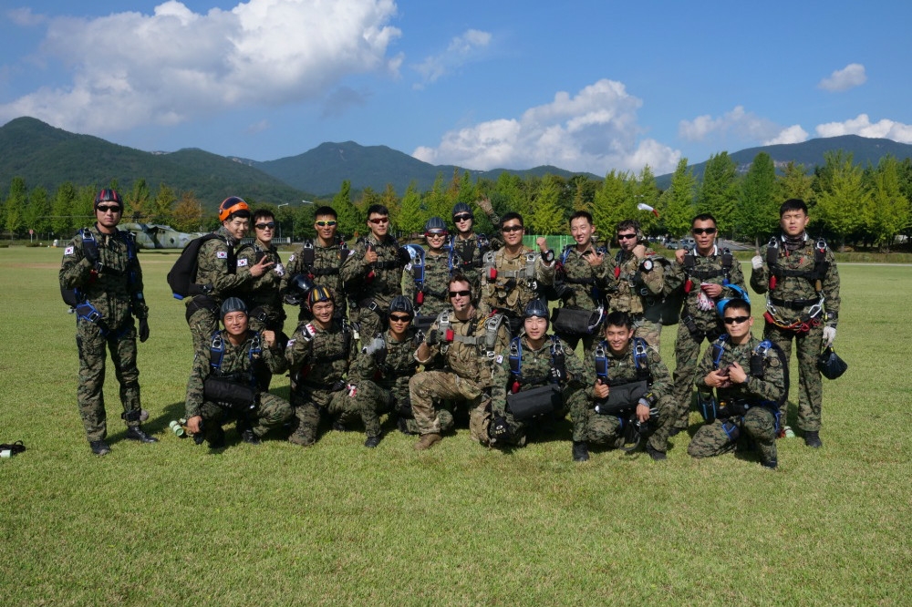 美軍與南韓特戰部隊共同進行跳傘訓練。（圖片取自美軍DVIDS系統）