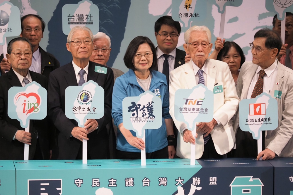 獨派大老辜寬敏（右2）在「守民主護台灣大聯盟」活動上直言，每天看韓國瑜的新聞，讓他看得很痛苦。（張家銘攝）
