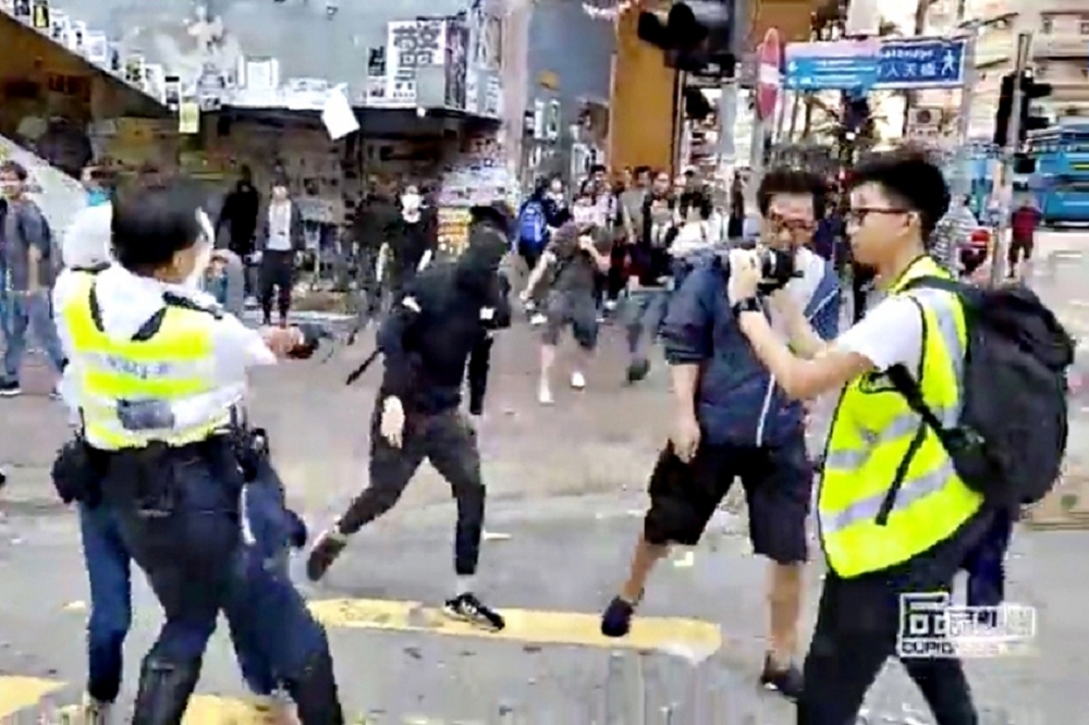 香港1111大三罷，港警疑似對抗議民眾開真槍。（湯森路透）