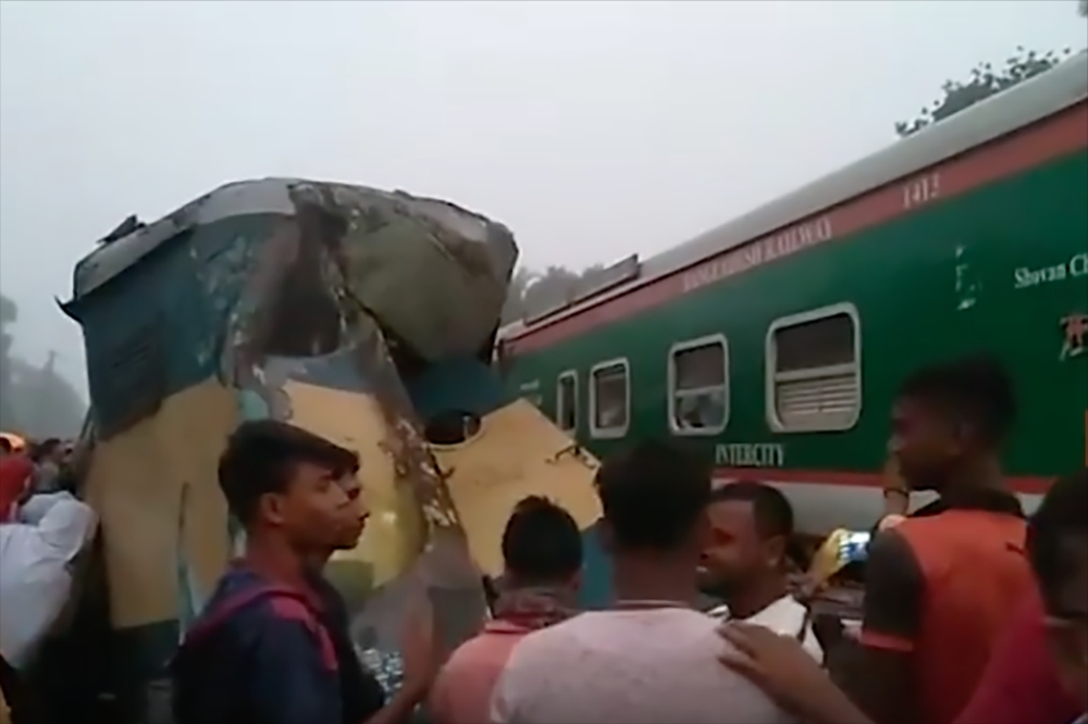 孟加拉兩列行駛火車迎頭相撞，至少15人死亡。（Youtube 影片翻攝）