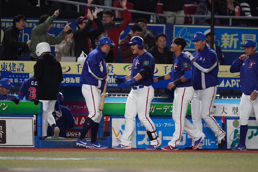 世界12強棒球複賽12日晚間舉行，中華隊以7比0奪下勝利，將繼續爭取參與2020年東京奧運。（取自中華民國棒球協會粉絲團臉書）