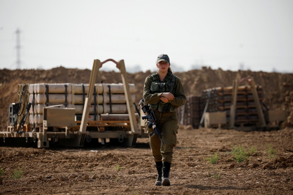 以色列軍隊進駐加薩邊境做準備。（湯森路透）