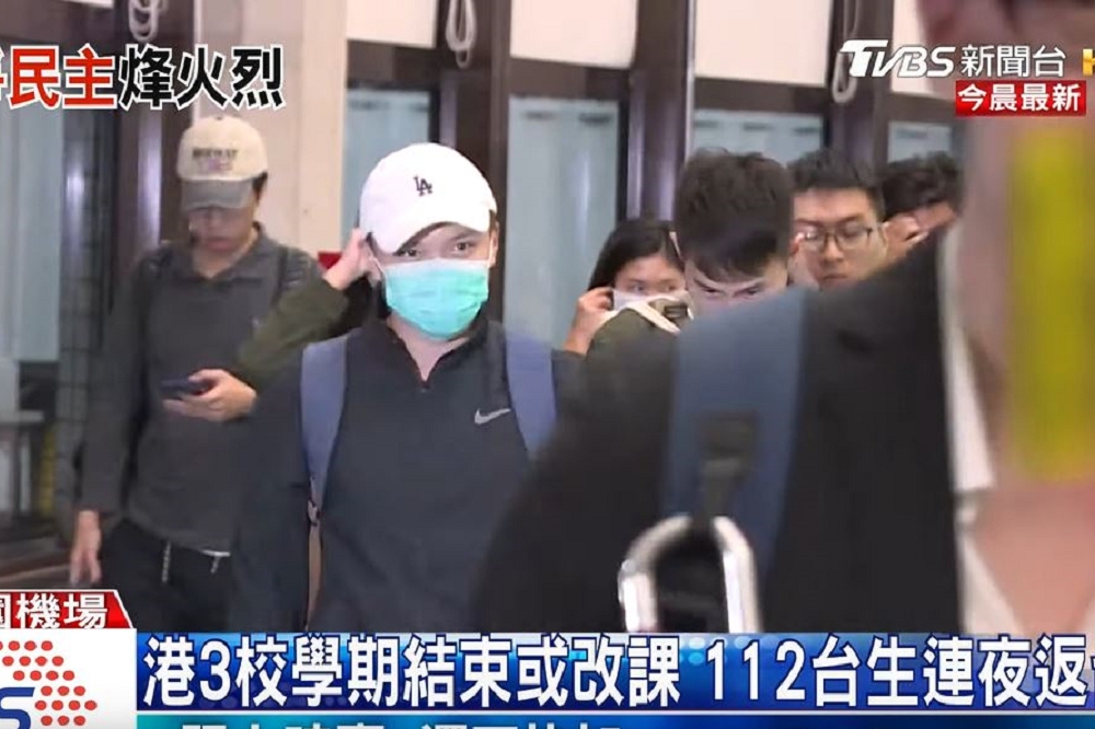 香港中文大學71名台生14日凌晨在台北經濟文化辦事處協助下返台。（取自TVBS youtube）