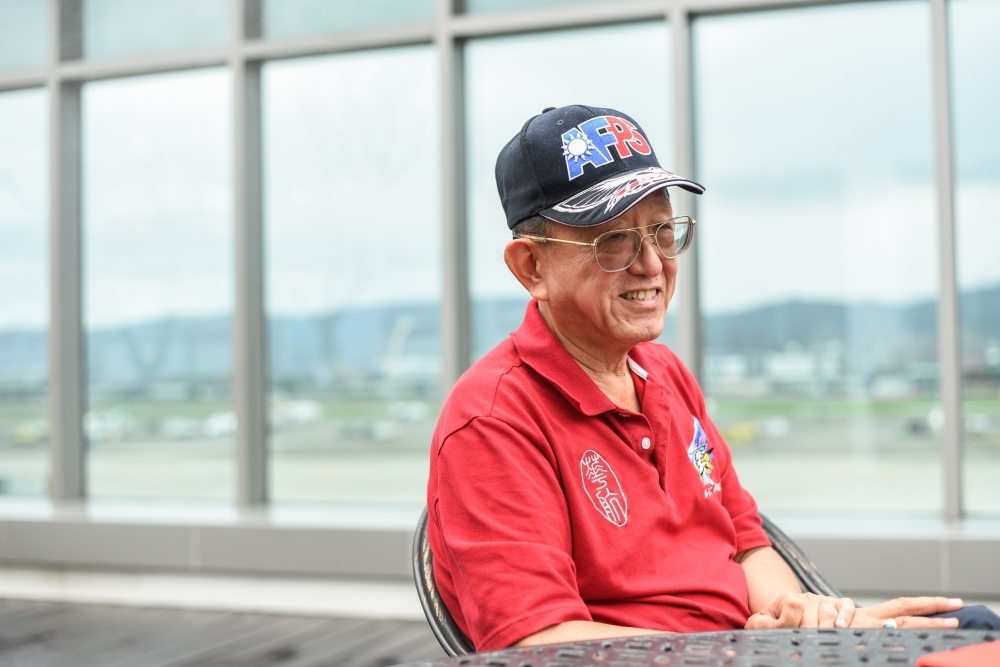 王立楨在航空迷中享有盛名，除了航空史上的故事，他還撰寫多本中華民國空軍的故事。（攝影：張文玠）