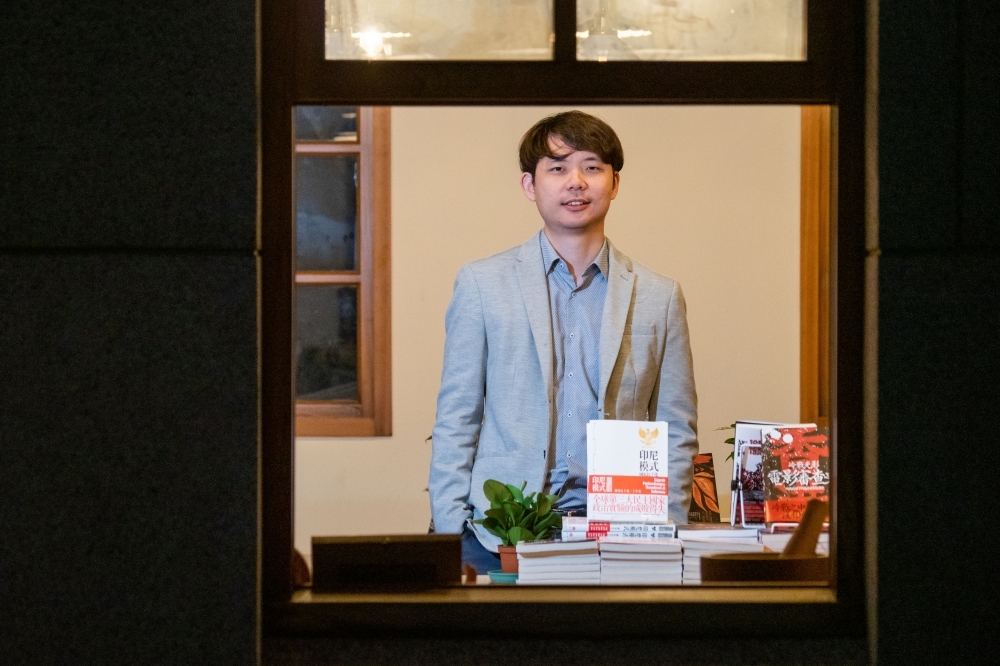 2018年在新加坡經營《草根書室》的林韋地（圖），來台灣與朋友們合作成立《季風帶》文化公司，引進星馬文學到台灣。（張家銘攝）