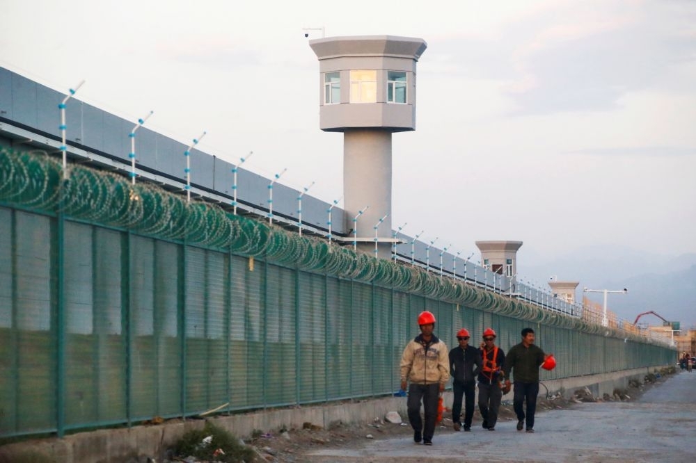 新疆達坂城區的再教育營圍牆。（湯森路透）