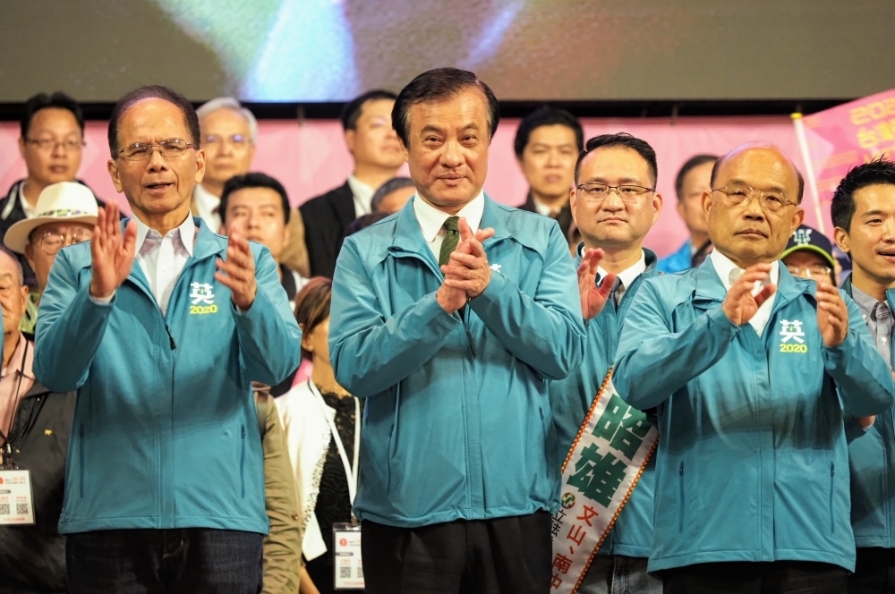 17日蘇貞昌（前排右一）為蔡英文競選總部成立站台時，明顯可看出他的臉歪了。（資料照片）