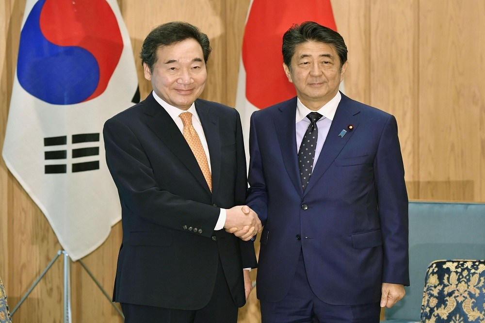 韓國國務總理李洛淵（圖左）10月與日本首相安倍晉三會面。