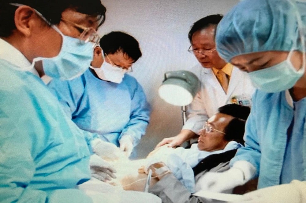 前總統陳水扁18日上午在臉書貼出一張319槍擊案至奇美醫院急診的舊照，並指自己是「死裡逃生」。（取自陳水扁新勇哥物語臉書）