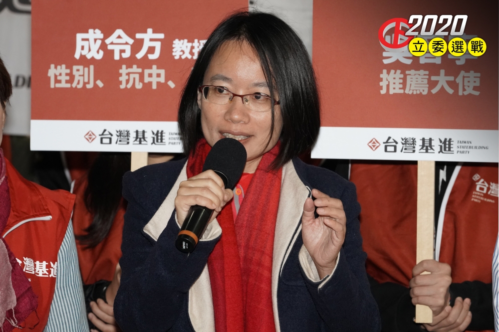 台灣基進黨19日上午在中選會前舉行記者會，正式宣布投入不分區立委選舉，擔任推薦大使的吳音寧現身站台。（王志元攝）