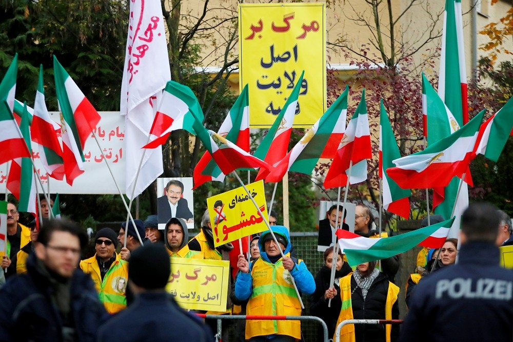 伊朗人民示威反高油價。（湯森路透）