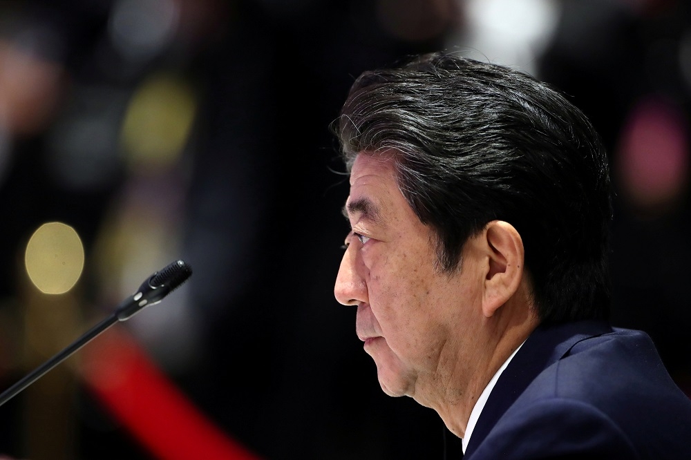 日本首相安倍晉三因為賞櫻會公權私用，民調首次跌破50％（湯森路透）