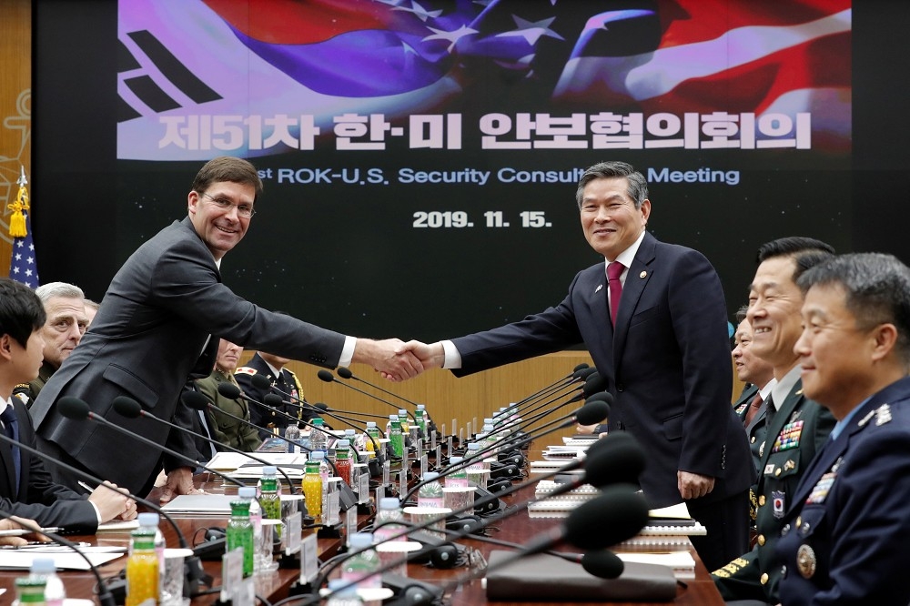 美國國防部長埃斯柏（左）15日語南韓國防部長鄭景斗會談。（湯森路透）